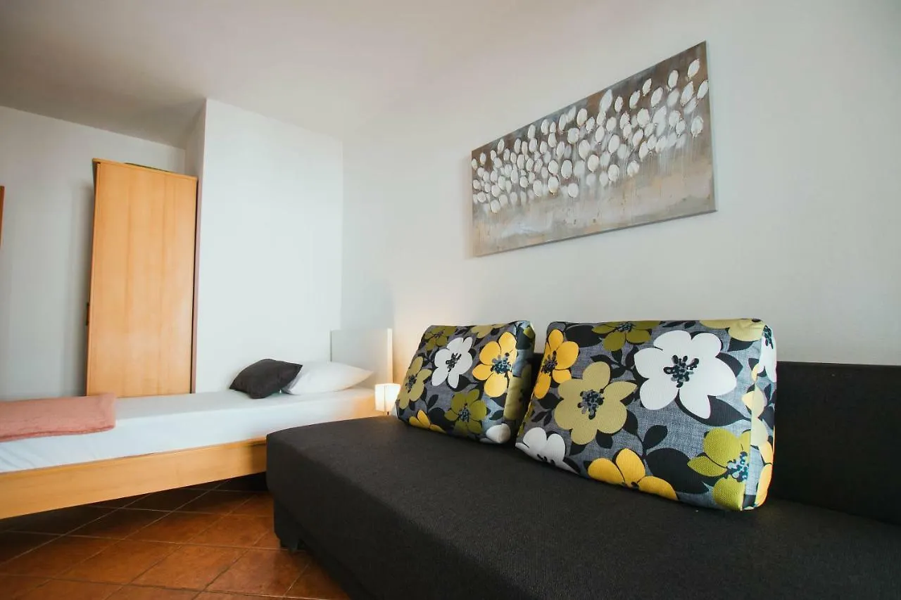 Apartments Sara Trogir 0*,