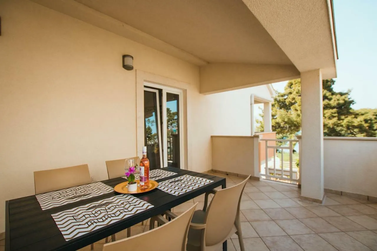 Apartments Sara Trogir 0*,