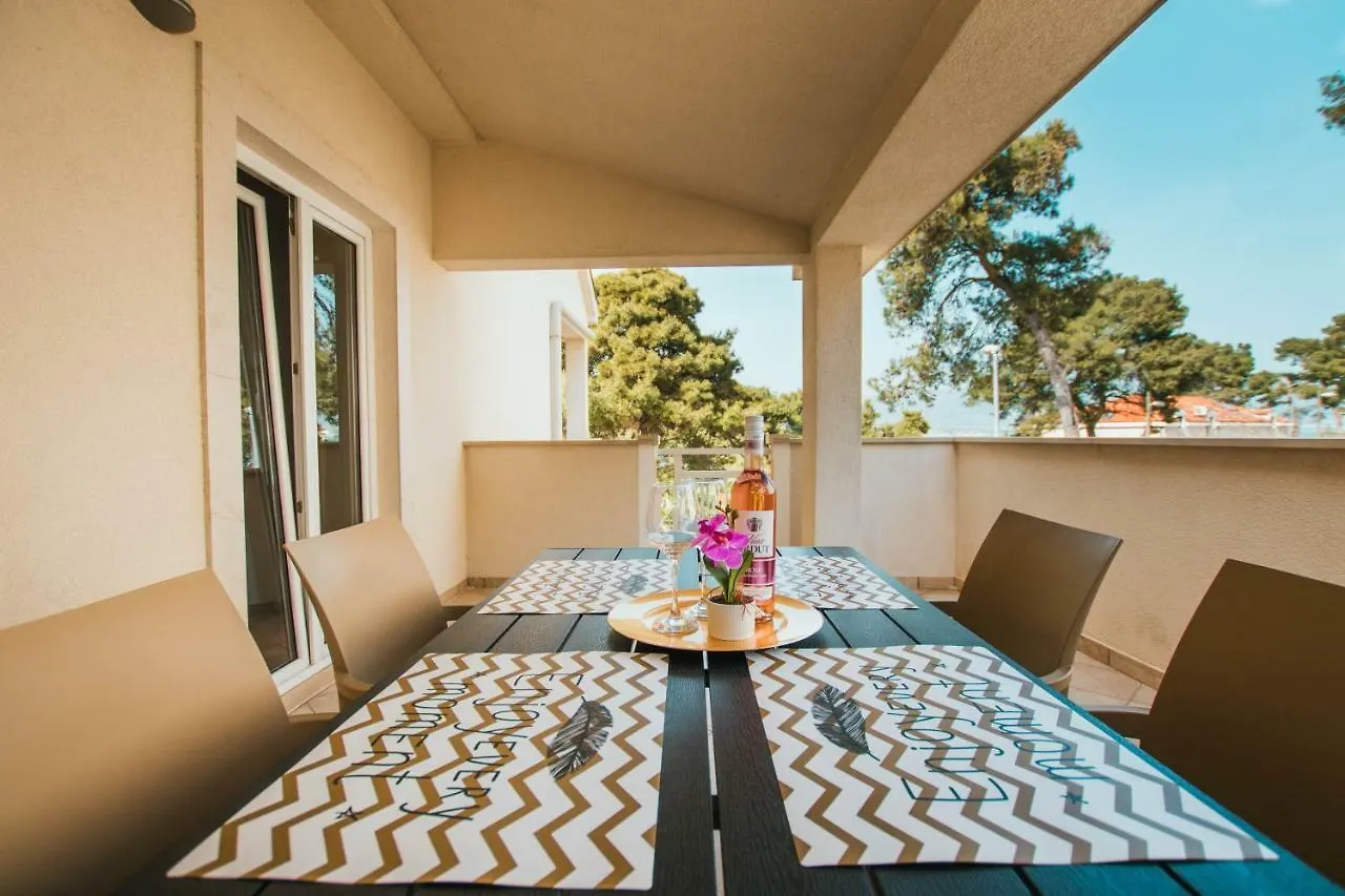 Apartments Sara Trogir 0*,
