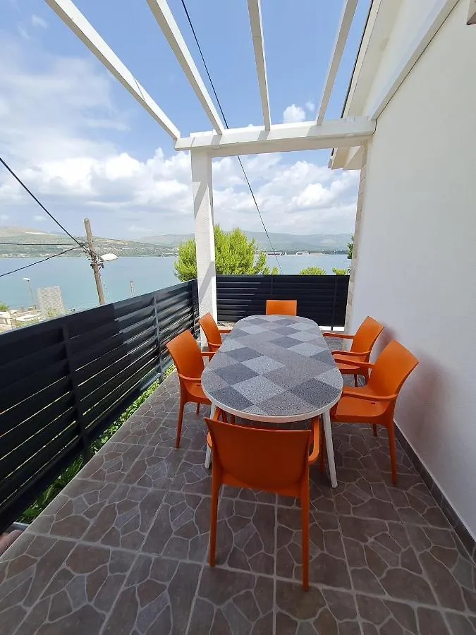 Apartments Sara Trogir 0*,
