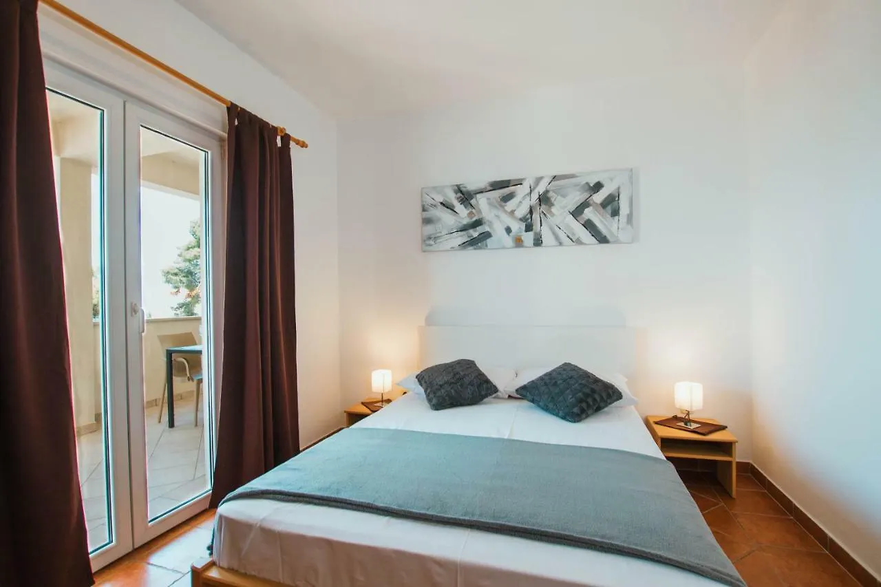 Apartments Sara Trogir 0*,